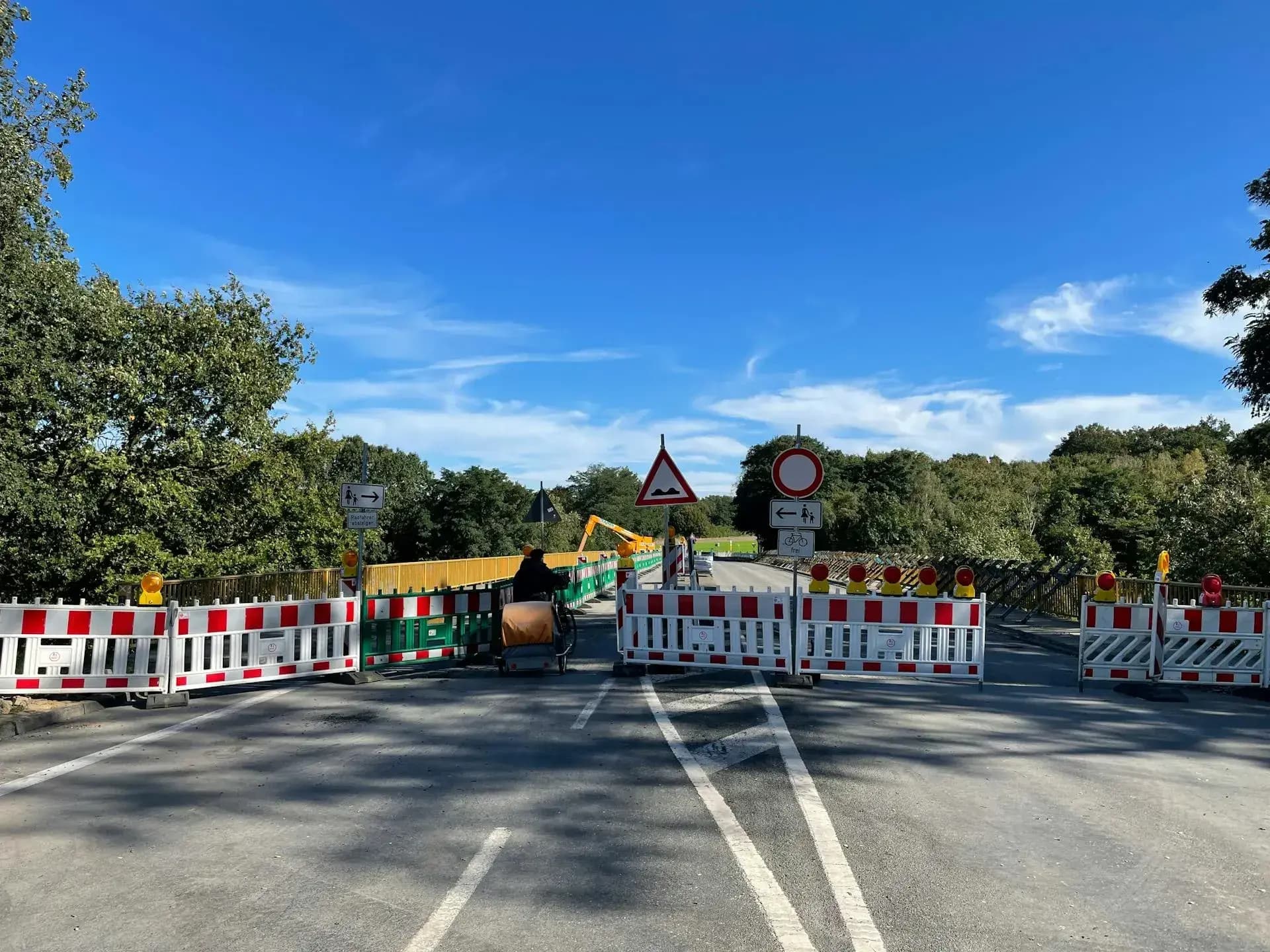 Straßensperrung mit professioneller Absicherung